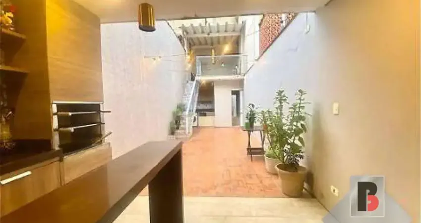Casa à Venda  na Mooca. sobrado,com 172m²  sendo 3 dormitórios 1 suite com sacada