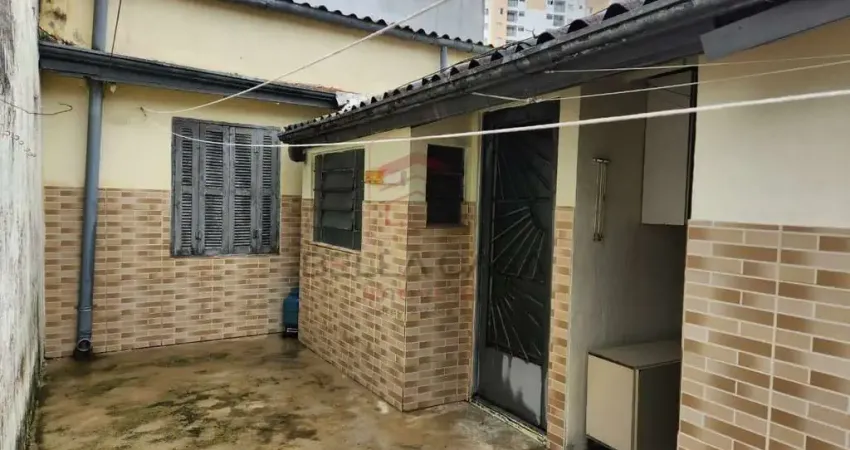 Terreno com três casas para renda ou construção na Mooca