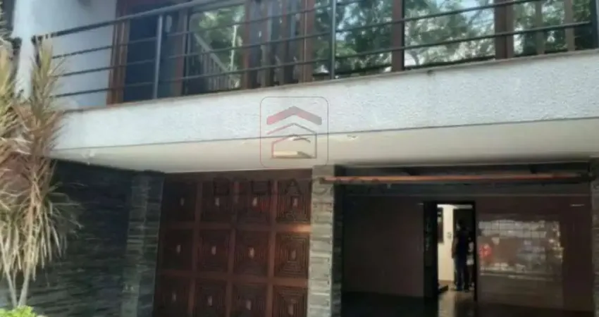 Lind casa a venda ou para locação comercial na Vila Zelina, com 3 suítes, 5 vagas.