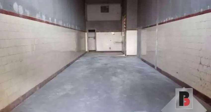 Salão, loja com 60m² , com 1 banheiro e 1 àrea externa. Excelente localização.