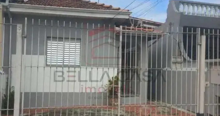 Casa térrea a venda no bairro da Mooca com 3 moradias e 2 vagas.
