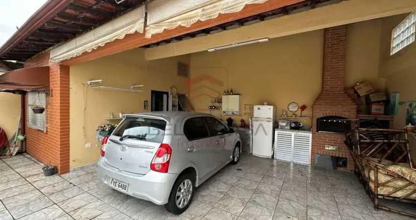 Casa térrea com 3 quartos (sendo 1 edícula) e 3 vagas garagem