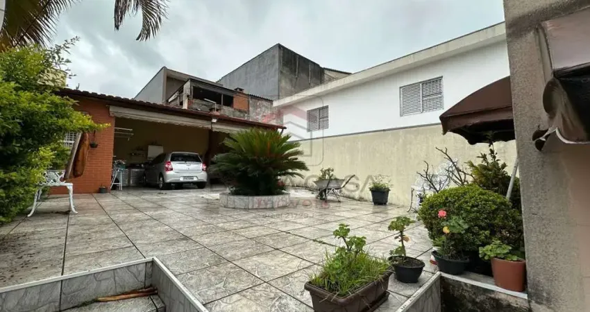 Casa térrea com 3 quartos (sendo 1 edícula) e 3 vagas garagem