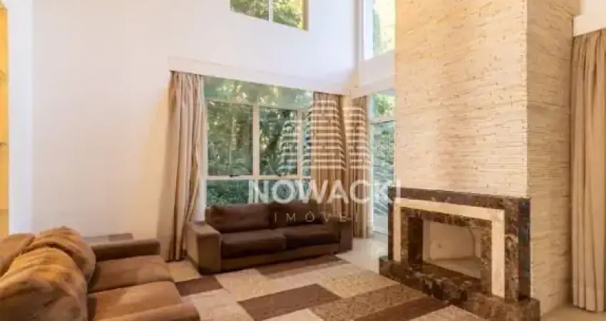 CASA IMPECÁVEL EM CONDOMÍNIO RENOMADO, COM  SUÍTES E 4 VAGAS DE GARAGEM NO CAMPO COMPRIDO!