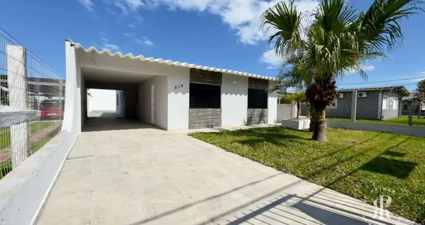 Casa Reformada com 3 Dormitórios e Amplo Pátio na Zona Nova