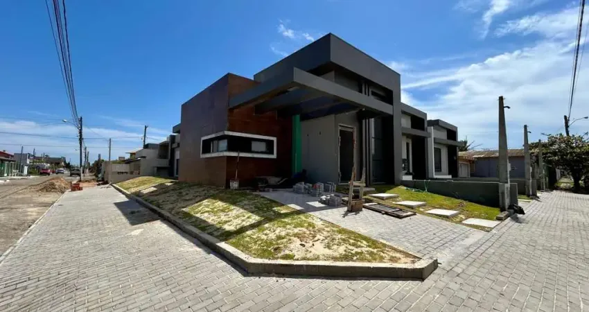Casa de esquina a poucos metros da beira mar em Tramandaí