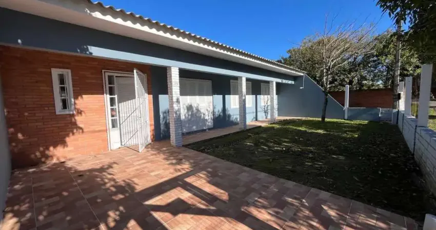 Casa com pátio e 3 dormitórios, em bairro promissor de tramandaí.