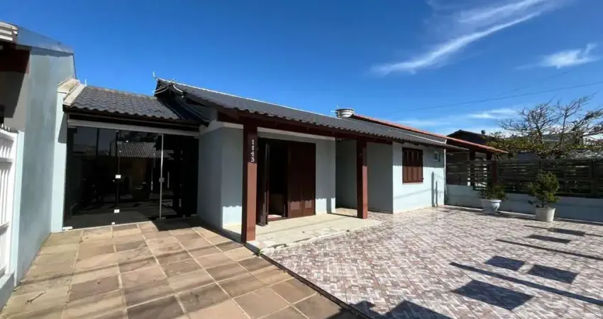 Linda casa de 3 dormitórios sendo 1 suíte a 100 metros do mar em nova tramandaí