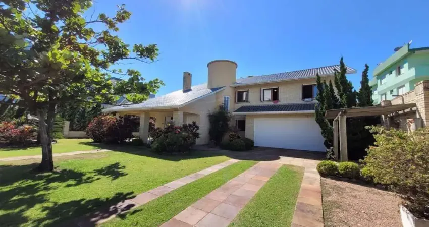Excelente casa com piscina e 5 dormitórios no centro de tramandaí