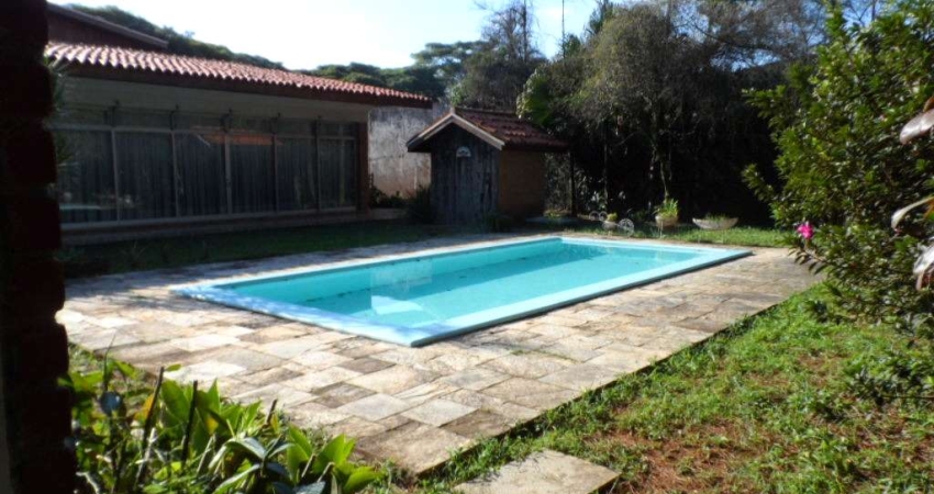 Casa com 3 suítes , piscina e churrsqueira na melhor localização do Brooklin.