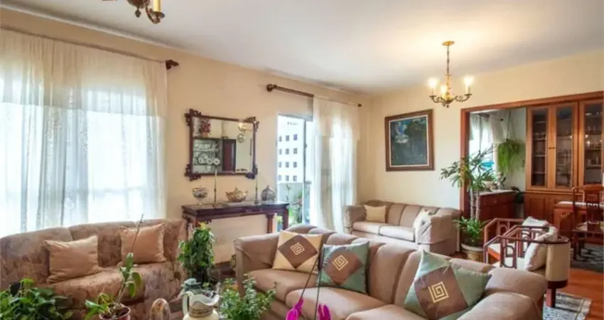 Apartamento de 180 m² no Campo Belo, 4 dormitórios, sendo 1 suíte com varanda em rua arborizada!
