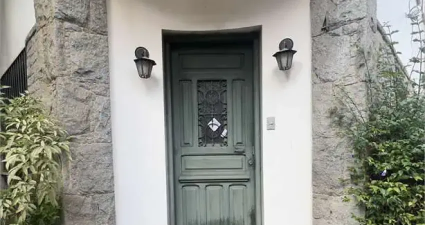 Linda Casa de Vila nos Jardins para reforma!