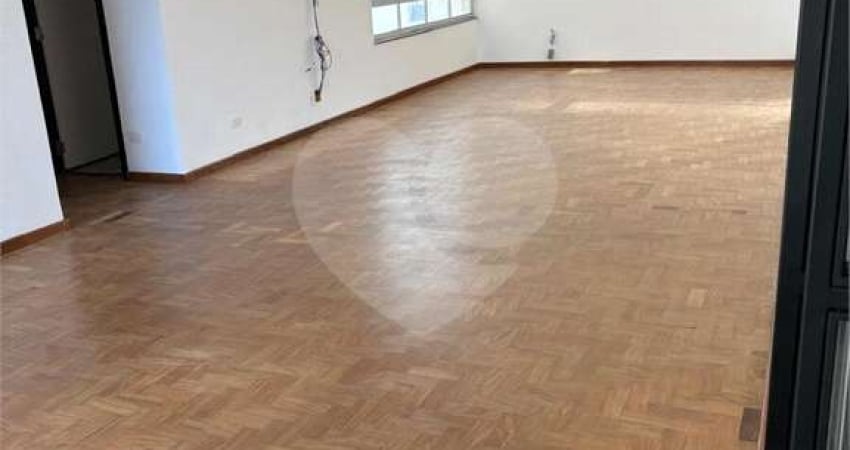 Amplo Apartamento. Localização privilegiada nos Jardins em Andar Alto com Vista, claro e ensolarado. Venha conhecer.