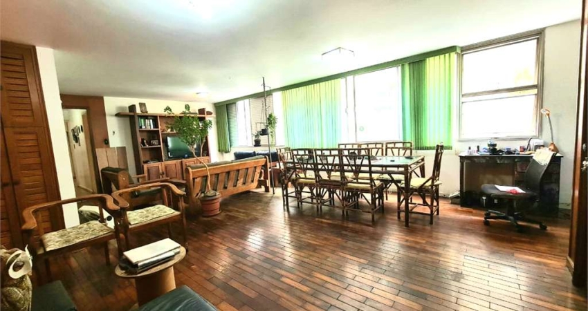 Apartamento com 3 dormitórios, 1 suíte, 3 banheiros, living, 2 vagas