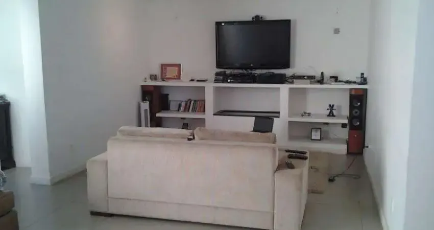 Casa   próximo    ao    Clube Pinheiros, Clube Hebraico e Shopping Iguatemi!!