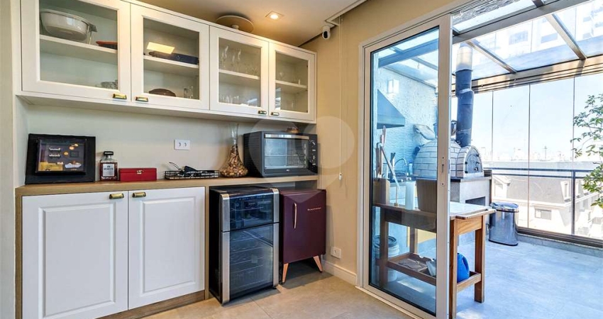 Cobertura reformada a venda em Moema, 192 m2, piscina, espaço gourmet, 3 quartos (2 suítes), 2 vagas
