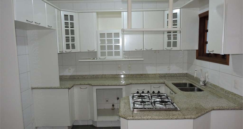 Excelente oportunidade, casa em rua tranquila, 3 dormitórios, garagem, pronto para morar