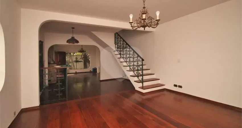 Oportunidade!!! sobrado com cômodos amplos, ótima localização para venda rápida.