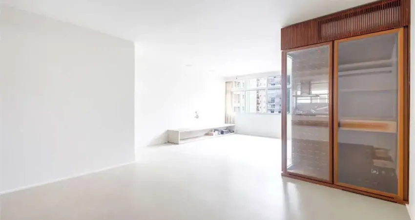 Jardim América! Vendo apartamento reformado, 3 dorms. sendo 2 suites e vaga. Prédio recuado