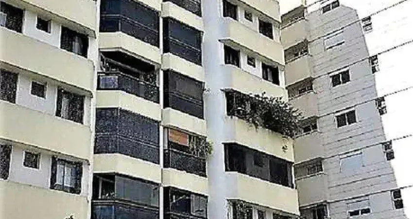 Living com SACADA. Apto com  4 dormitórios e 3 vagas de garagem. Planta Original