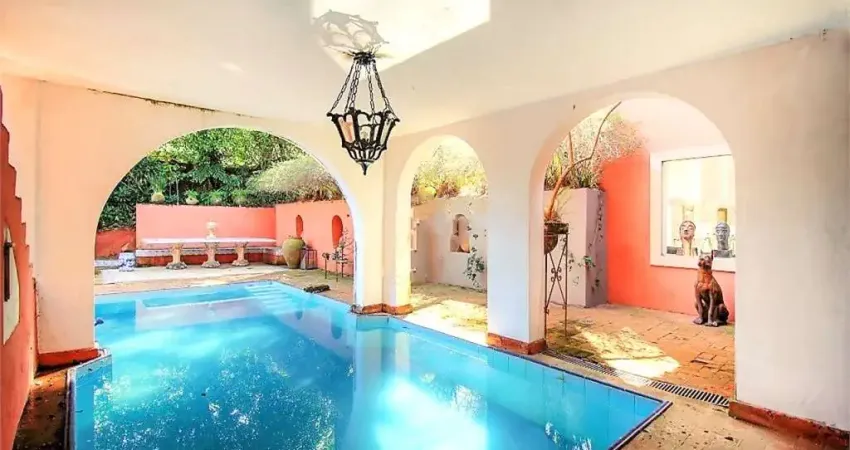 Magnífica casa em estilo Toscana em rua segura com cancela e dispõe de 1255 m² de área construída.