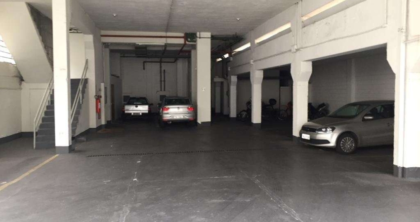 Prédio Comercial à venda de 1800 m² com 3 andares, 1 mezanino, cobertura e 15 vagas.