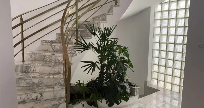 Casa com vista, no Pacaembu