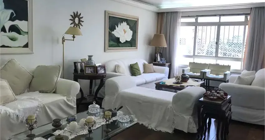 Apartamento à venda de 220 m² em Perdizes com 4 quartos sendo 2 suites e 3 vagas.