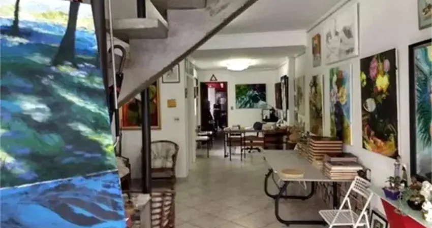 LINDA CASA COM VARANDA