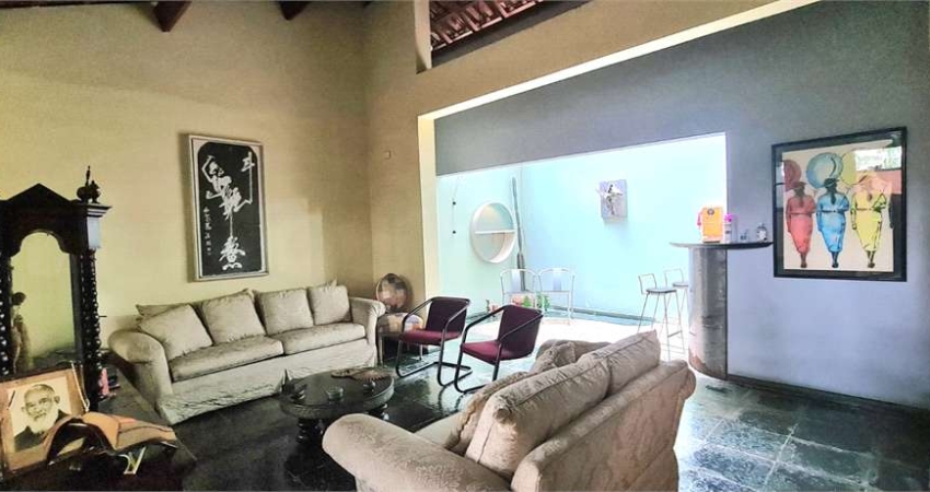 Casa com 3 dormitórios sendo 2 suítes e 4 banheiros em Perdizes.