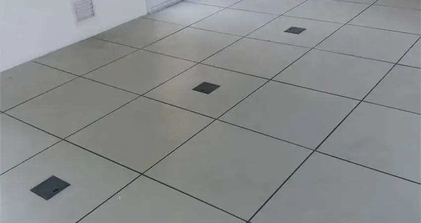 Sala comercial com 60 metros, para locação ou venda, ao lado da Estação Vergueiro do Metrô.