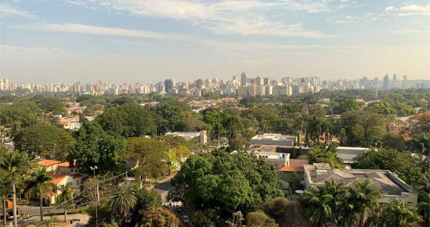 Duplex 4 suítes, 4 salas, 6 vagas de garagem. Ótima localização.no Jardins