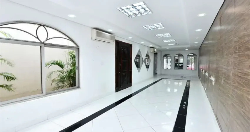 Sobrado residencial/comercial à venda na Vila Olímpia de 3 quartos, 1 suite e 2 vagas.
