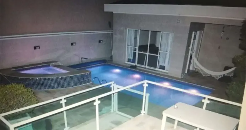 Casa com piscina mobilhada.