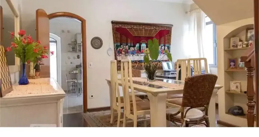 Sobrado com churrasqueira e quintal no Bosque da Saúde