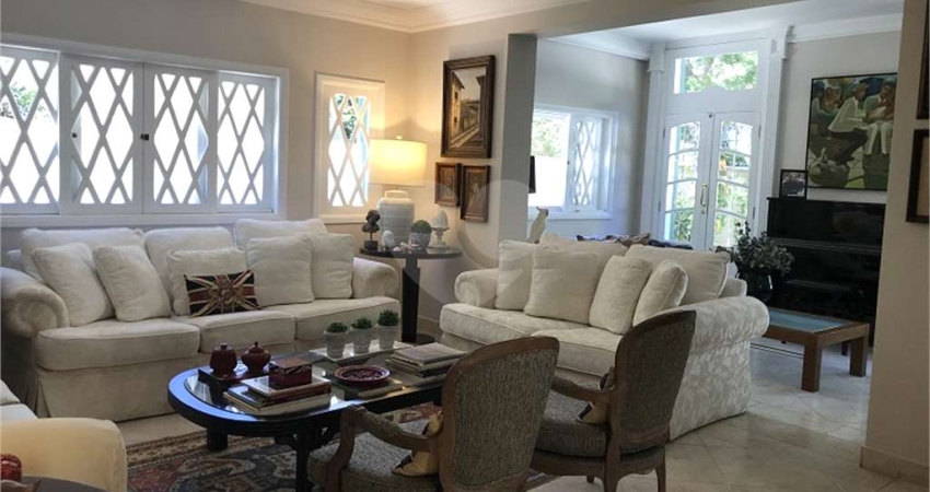 Casa à venda de 550 m² no Pacaembu com 3 suites e 4 vagas.