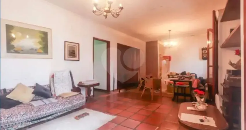 Casa térrea com edícula e 4 vagas – raridade no planalto paulista