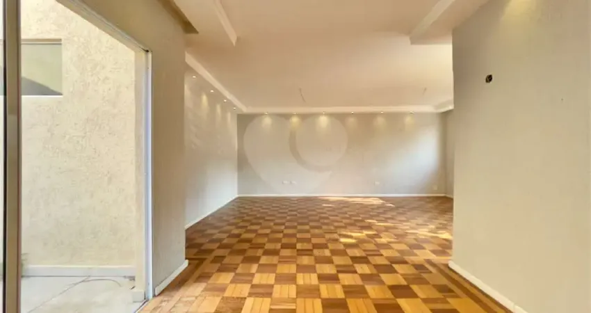 Casa térrea com 3 dormitórios, 2 vagas e piscina recém reformada no campo belo