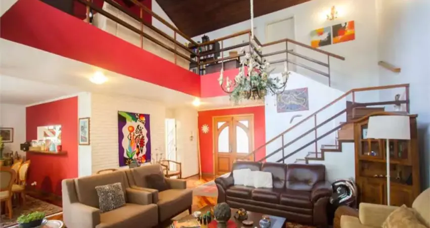 Casa com arquitetura colonial com 3 dormitórios e 2 vagas no Brooklin