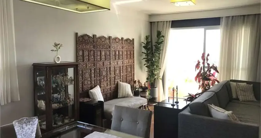 Apartamento à venda de 115 m² na Vila Mariana, com 3 suites e 3 vagas de garagem..