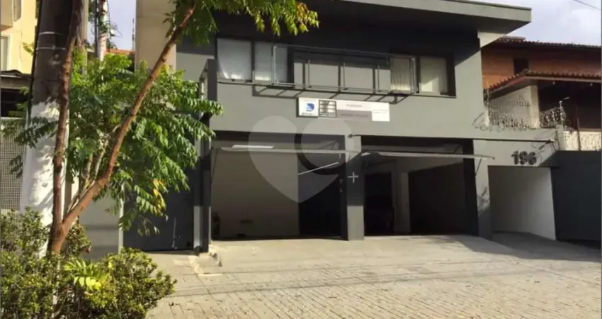 Vende se casa comercial no bairro de perdizes, na avenida sumaré.