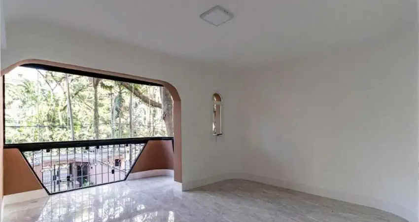 Apartamento à venda em Moema, fora de rota! 210m², 3 dormitórios e 4 vagas de garagem