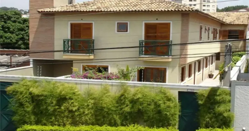 Sobrado Novo de 4 dormitórios em Condomínio Fechado. Oportunidade em um local nobre. Visite e Conheça!