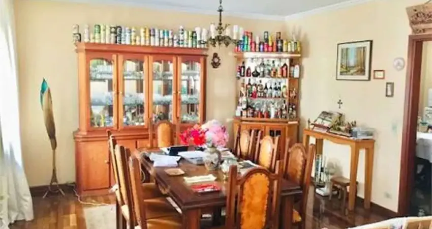 Casa térrea no Alto da Lapa , 3 dormitórios , 1 suite e 3 vagas de garagem .