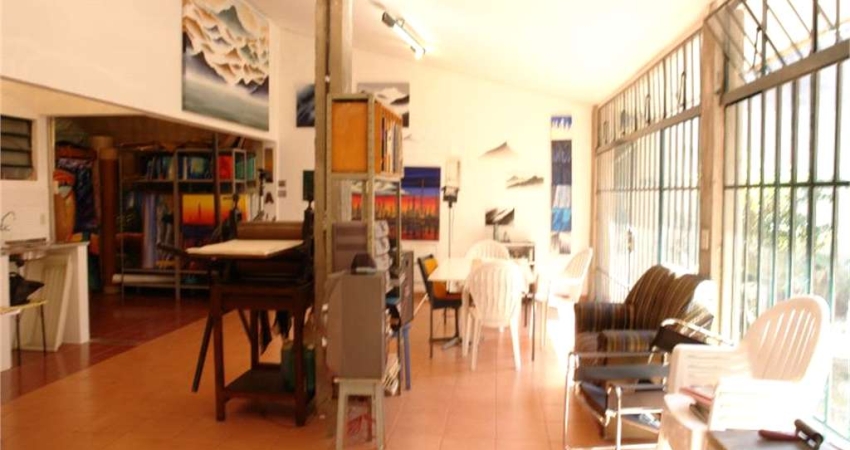Casa 4 Dormítorios - 3 Vagas