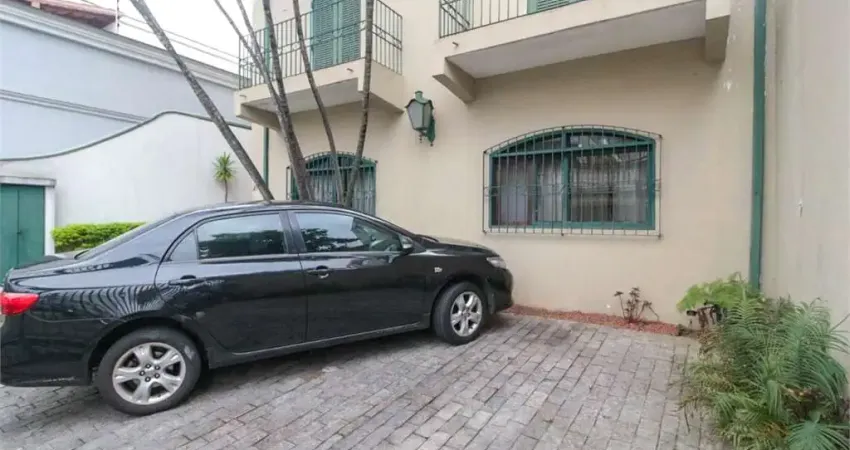 Sobrado à venda de 223 m² na Chácara Klabin com 4 dormitórios sendo 2 suítes e 4 vagas.