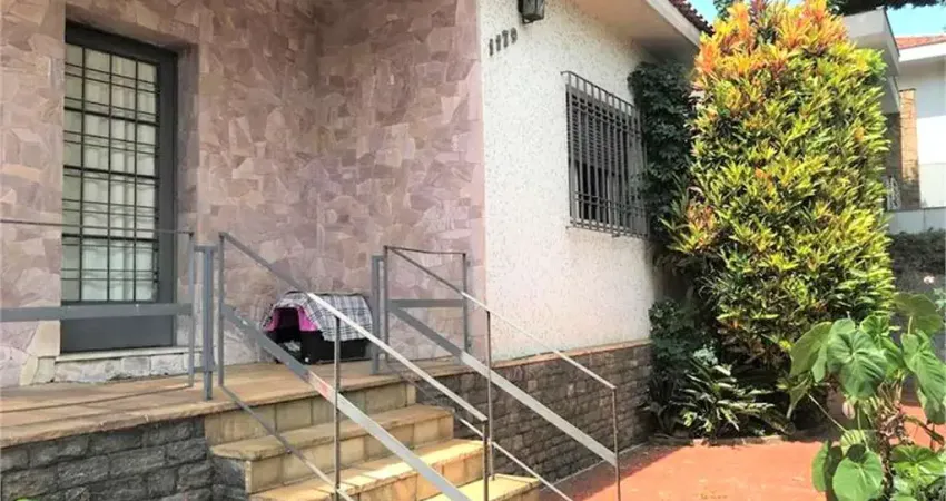 Casa térrea à venda de 258 m² na Vila Clementino com 3 quartos sendo 1 suite e 2 vagas.