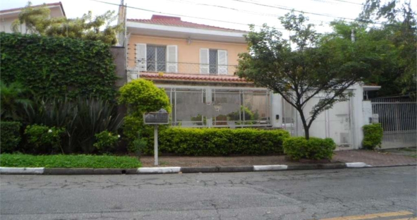 Sobrado de 300m² frente com jardim, entrada lateral para autos