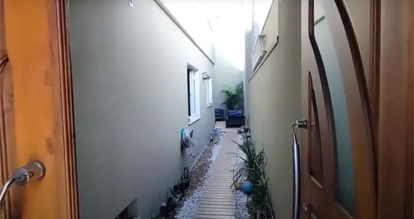 Excelente casa de 4 dormitórios com Edícula na região da Saúde.