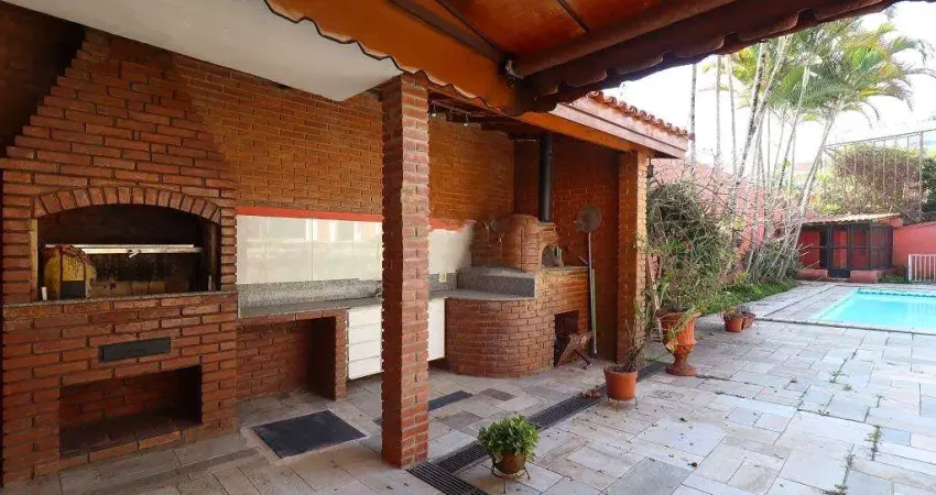 Casa de alto padrão espaçosa e bem localizada,rua fechada com portões e segurança 24 horas.